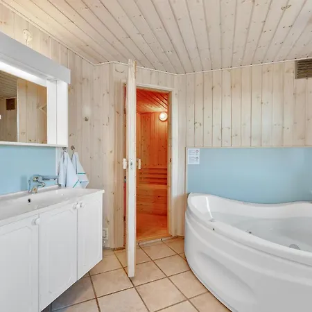 Hébergement de vacances Amazing Home In Hvide Sande With Sauna